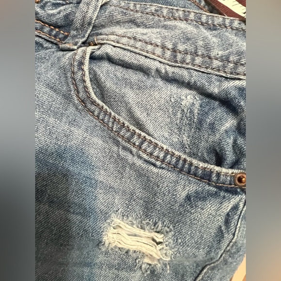 American Rag Blue Jeans- Juniors | Style: Distressed Cropped2 | Size:11 *Vintage - Picture 10 of 12